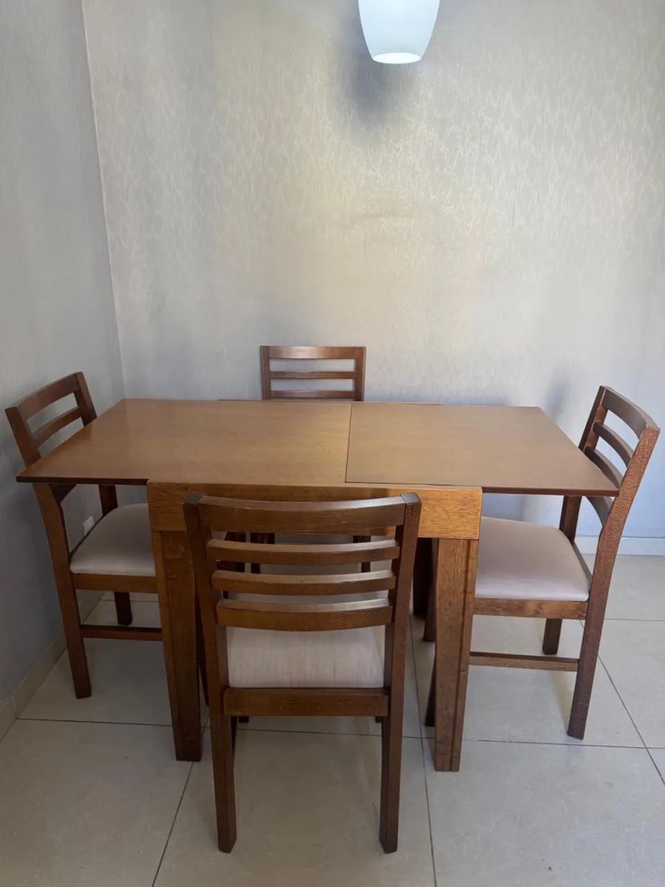 Mesa de madeira extensiva com 4 cadeiras  - Foto 2