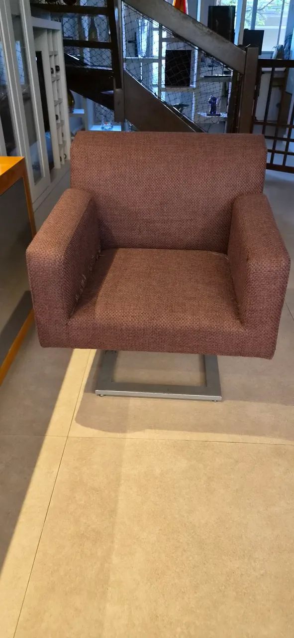 Poltrona com pe metalico