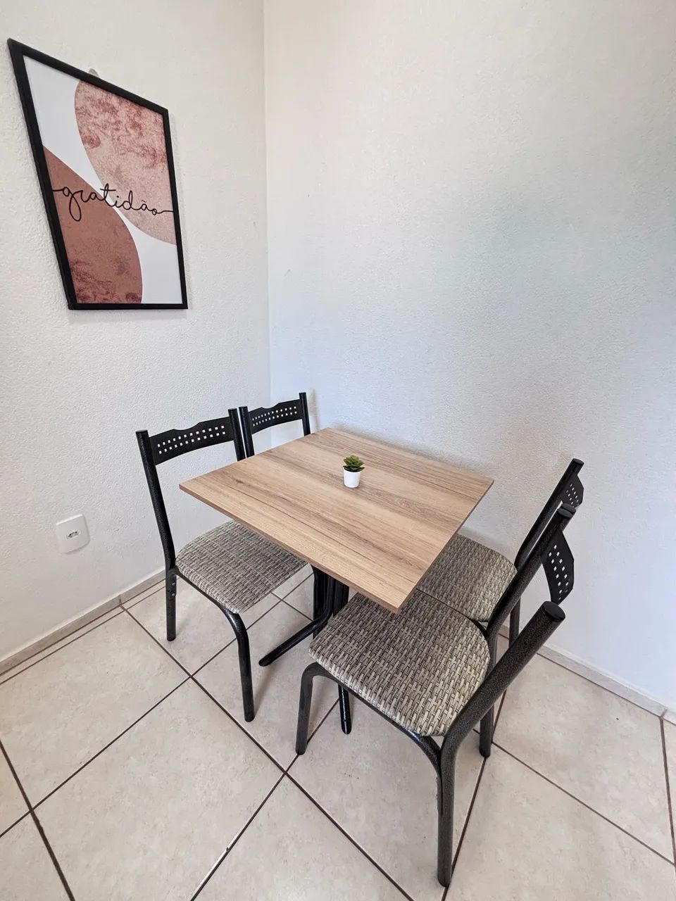 CONJUNTO MESA COM 4 CADEIRAS - Foto 2