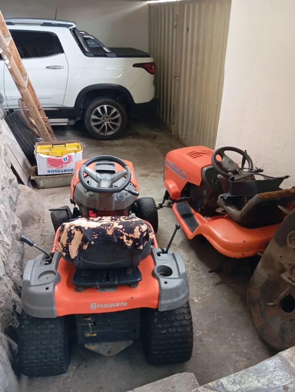 vendo 2 tratoricos cortador de grama Husqvarna, uma para reforma e outro para tirar peças - Foto 3