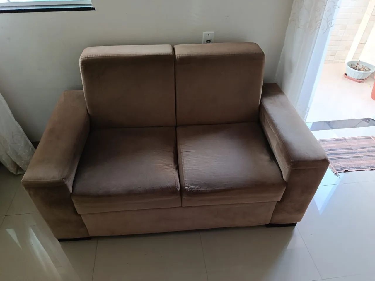 Conjunto de sofá 2 e 3 lugares cor marrom ?