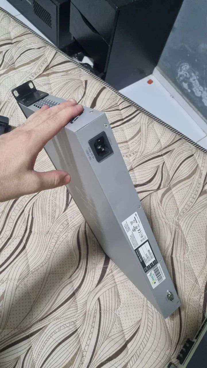 Switch cisco SF300-24 - Foto 2
