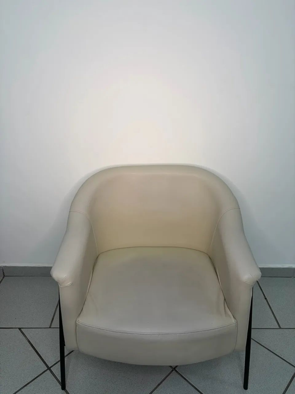 Poltrona Bege Almofadada - Foto 3