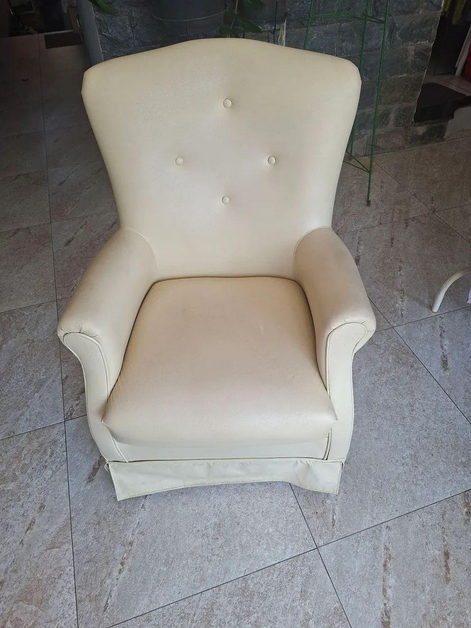 Poltrona em couro 199,90/ Ler descrição antes de chamar 