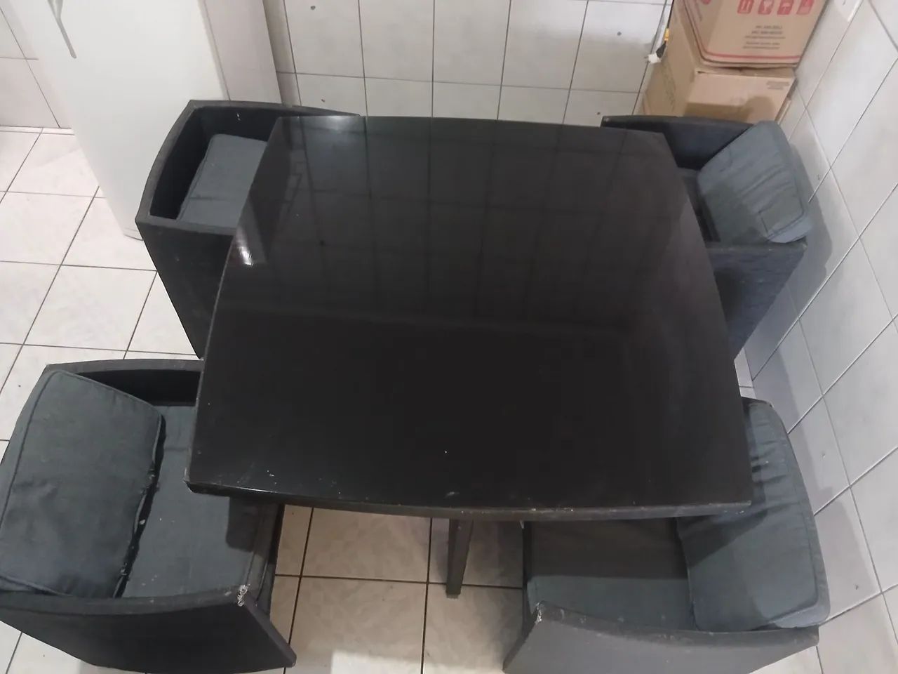 Mesa com 4 cadeiras embutidas 