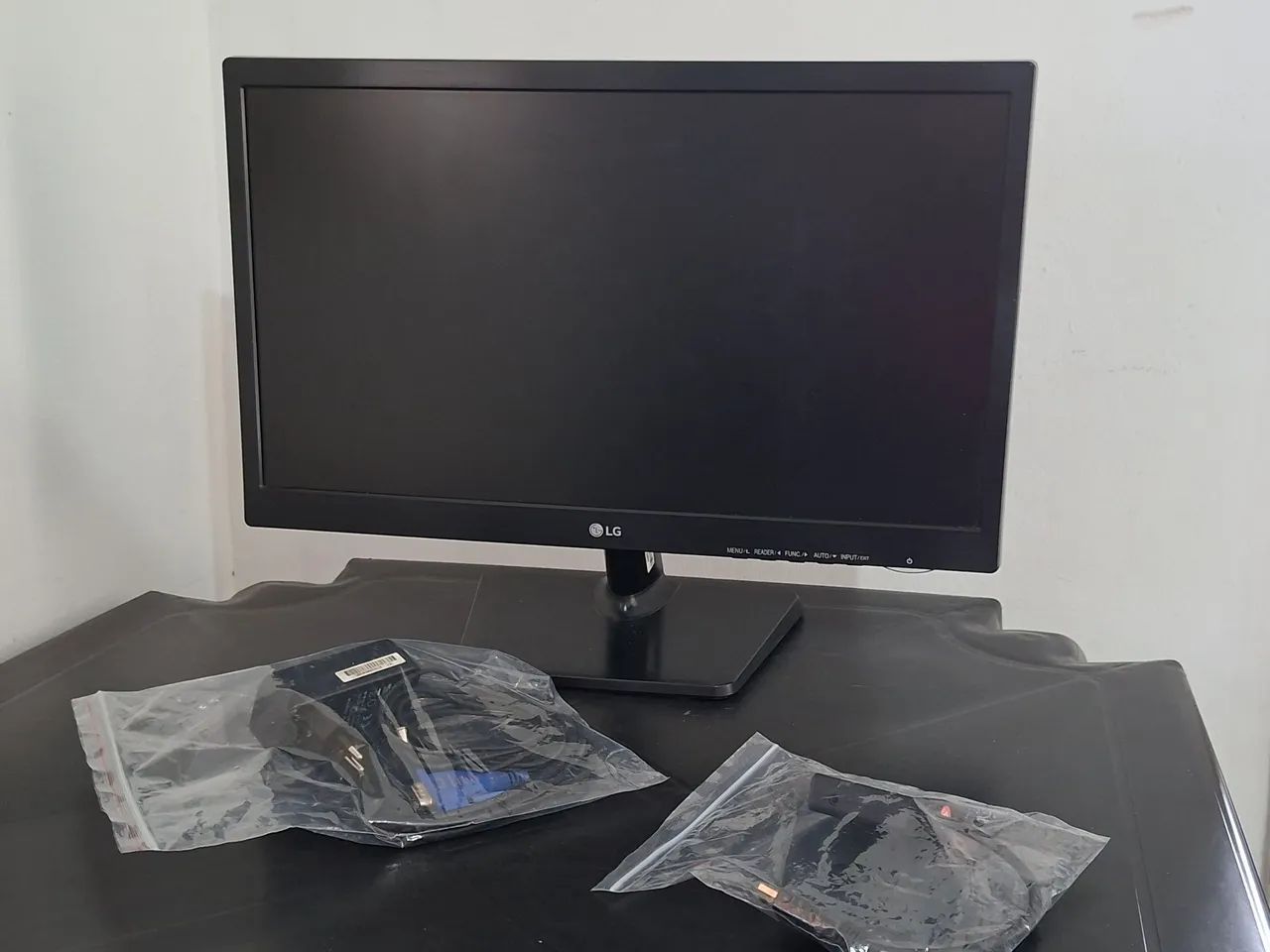 Monitor LED LG 19.5" Flatron + Adaptador HDMI/VGA + Cabos