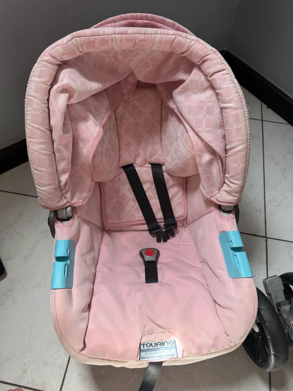 Carrinho de bebê + bebê conforto na cor rosa bebê  - Foto 3