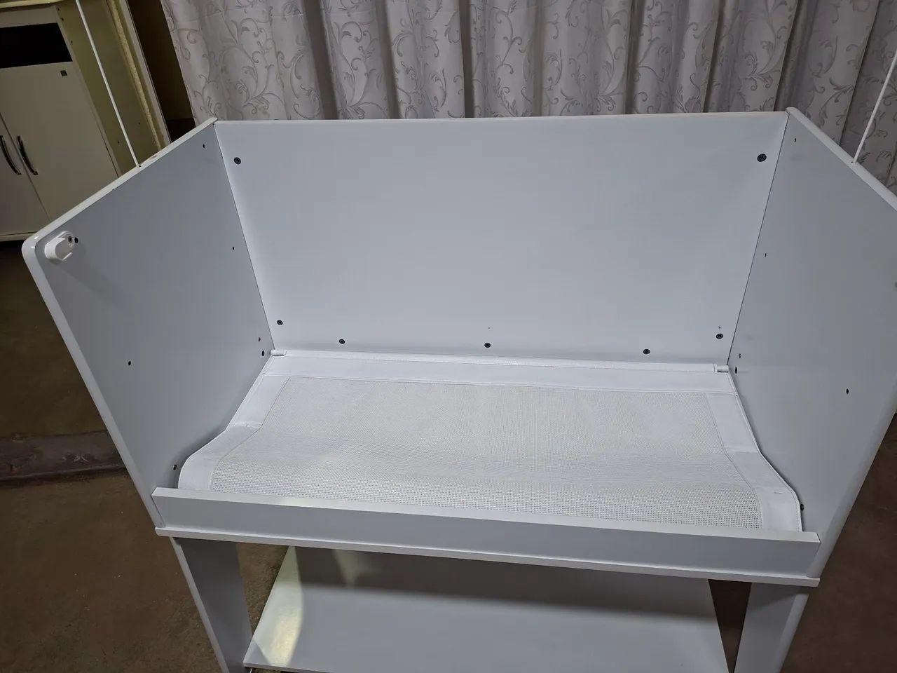 Mini berço Moisés, lateral de tela removível.