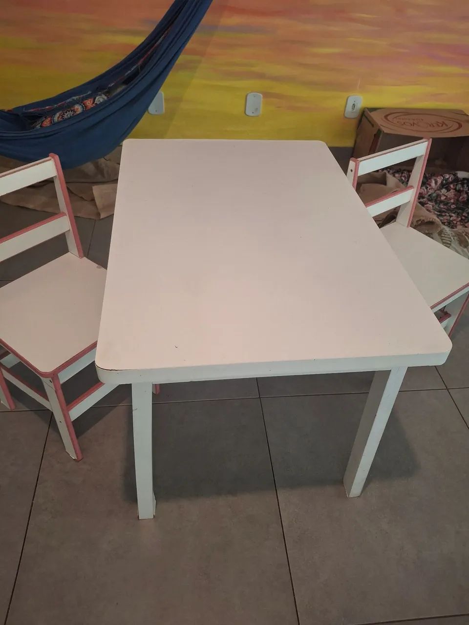 Mesa infantil de madeira. 