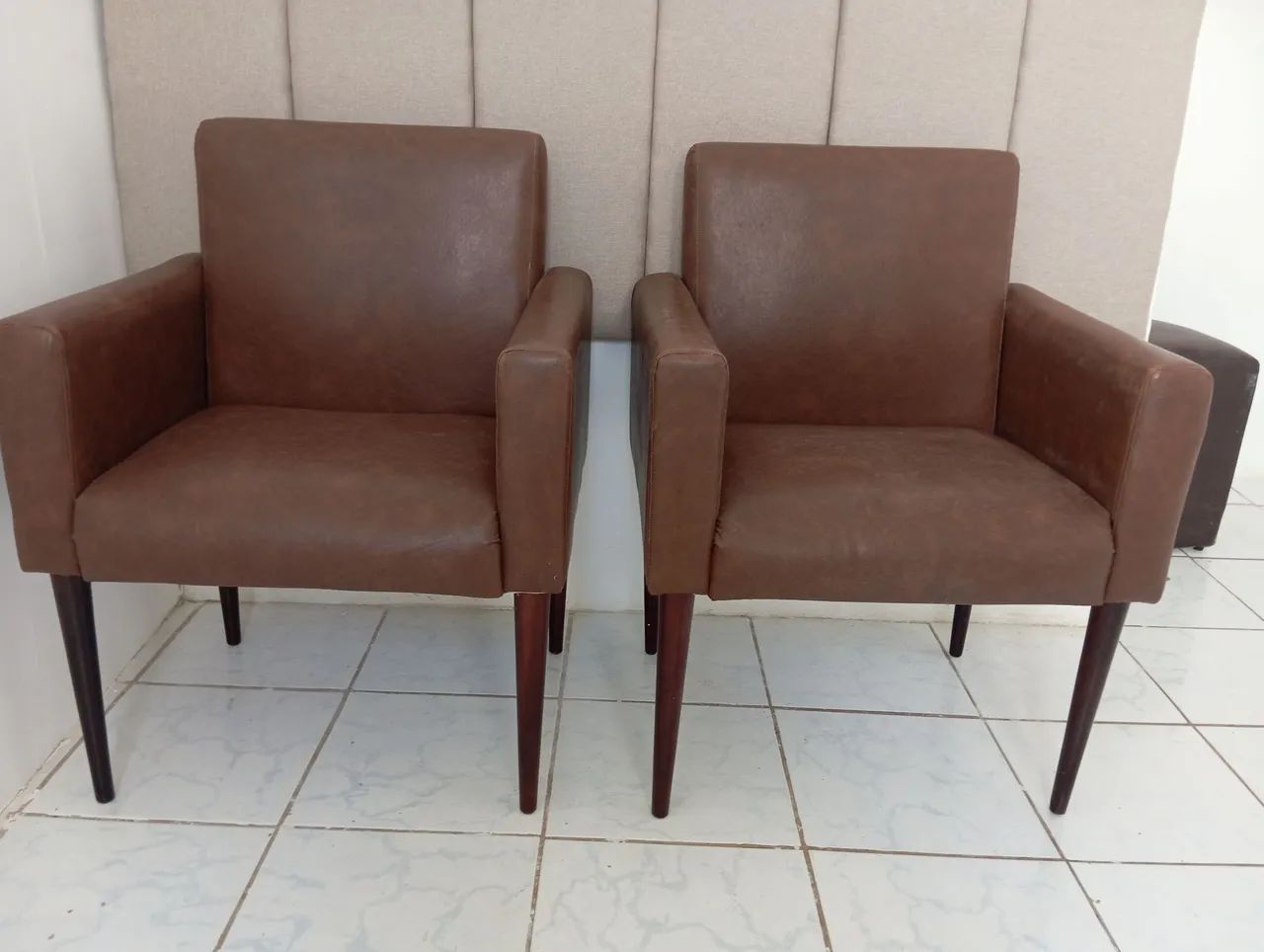 Poltronas marrom couro sintético  - Foto 2