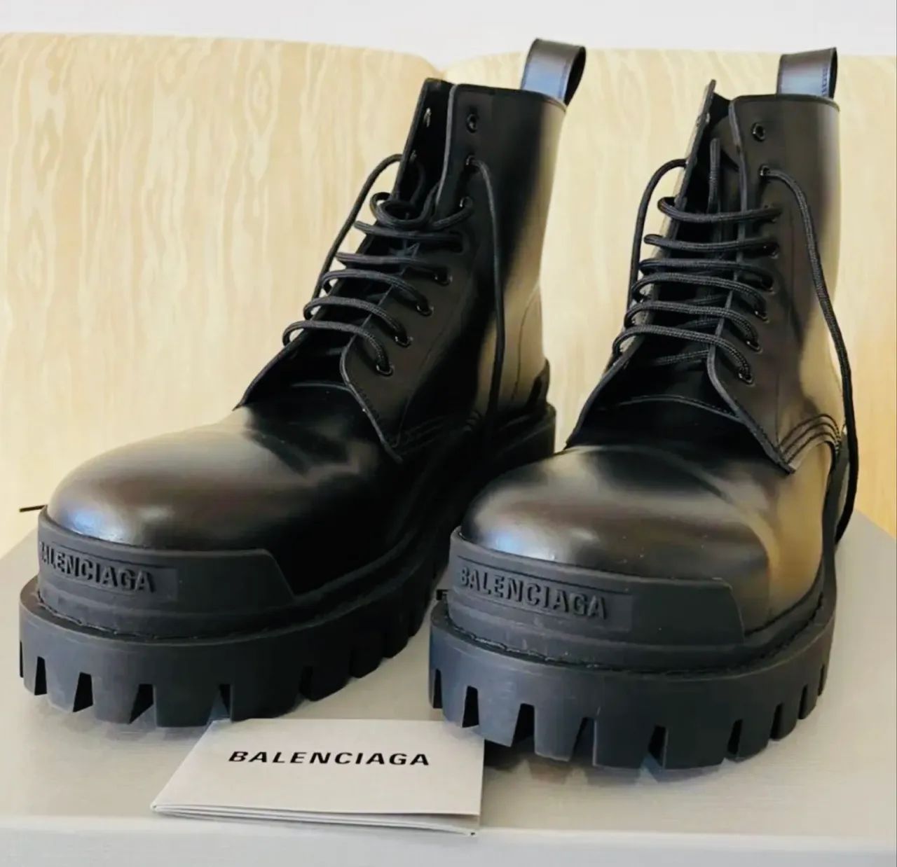 Botas Balenciaga Strike em couro preto - Foto 4
