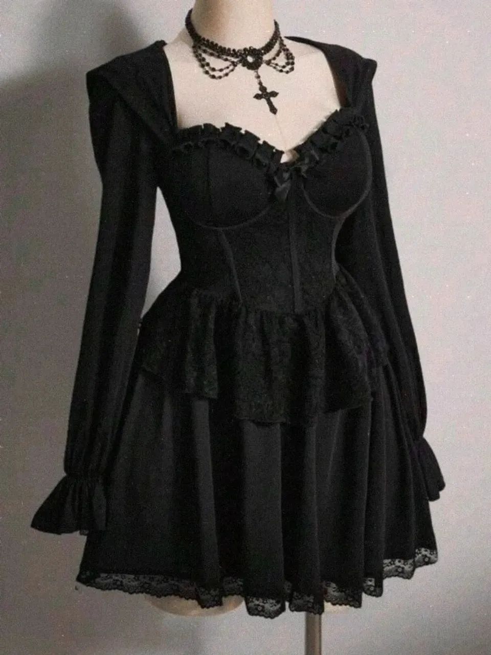 Vestido Preto com Capuz  - Foto 3