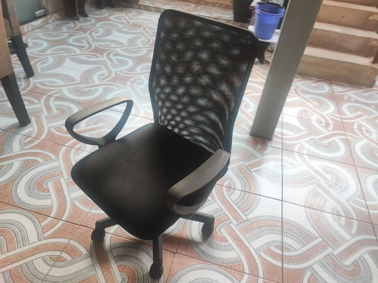 Cadeira de Escritório Giratória - Conservada ,Confortável | Regulável | Pronta para Uso - Foto 5