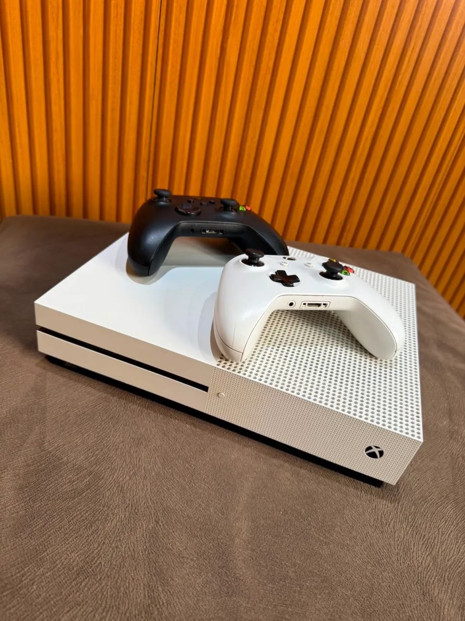 XBOX ONE com 2 controles e jogos - Foto 2