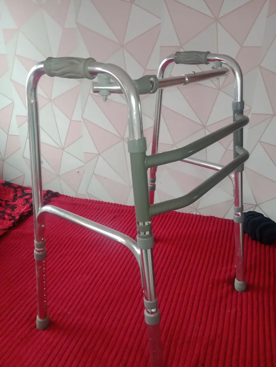 VENDO, PAR DE PULETAS E ANDADOR 