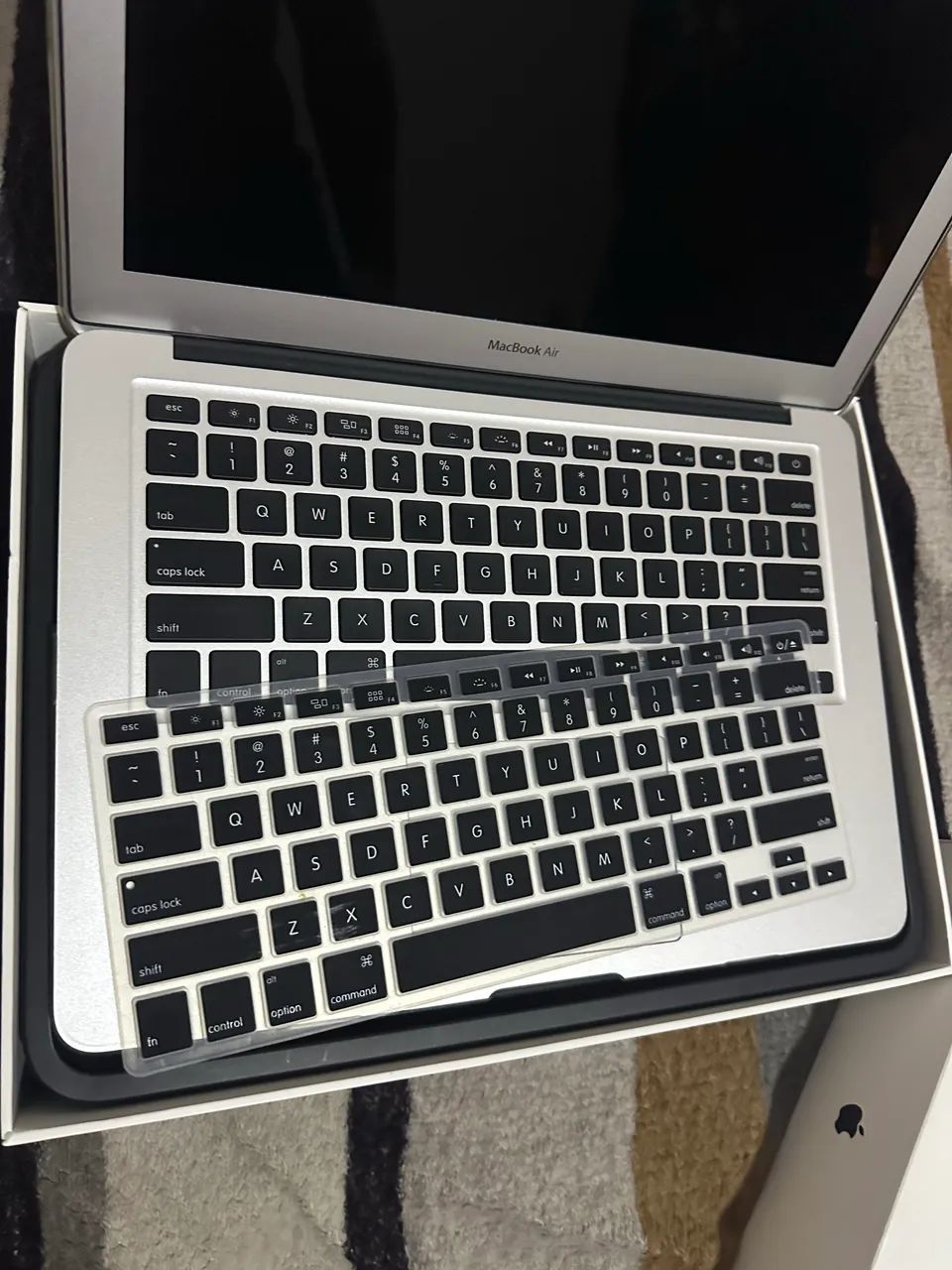 MacBook Air  com Magic Mouse e acessórios 