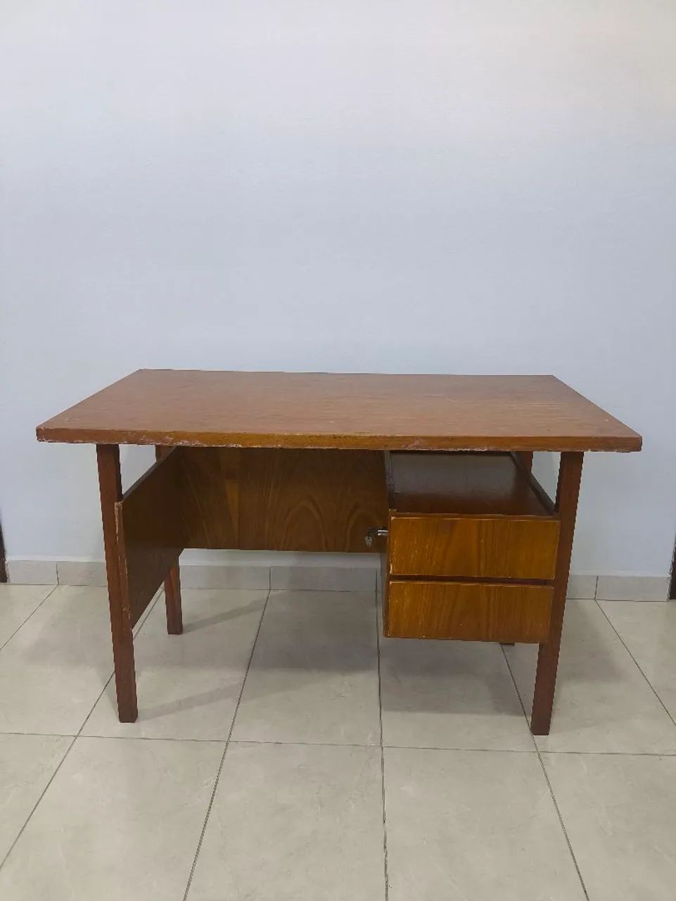 Mesa de escritório com gavetas - Foto 4