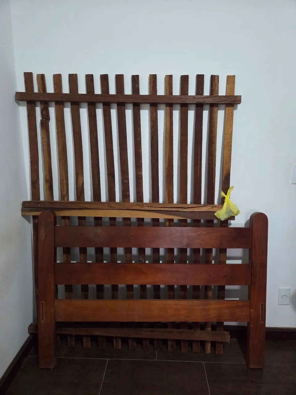 Cama de casal - Madeira maciça Cedro