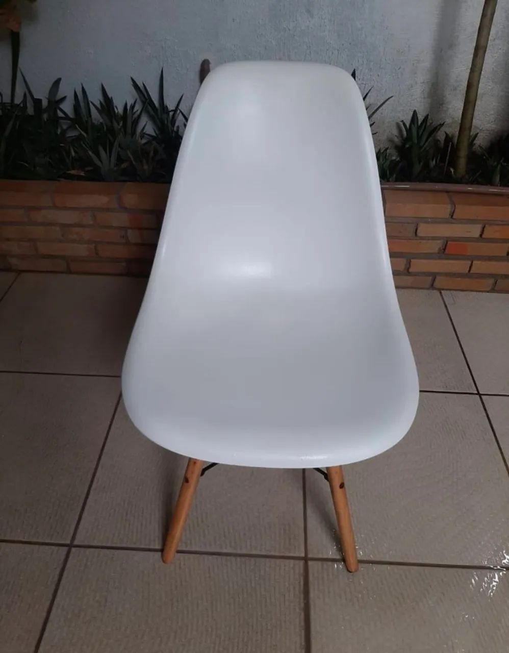 Cadeira de plástico com os pés de madeira.  Produto usado  - Foto 3