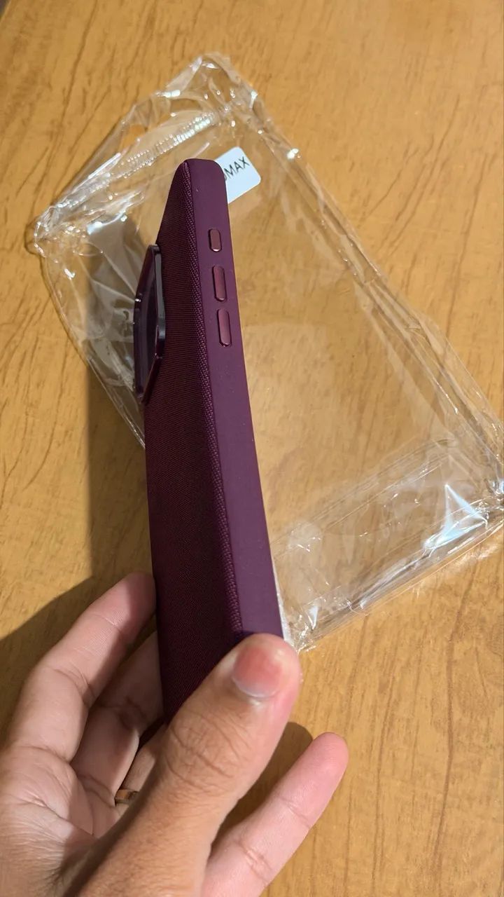 Capa iPhone 16 Pro Max vinho