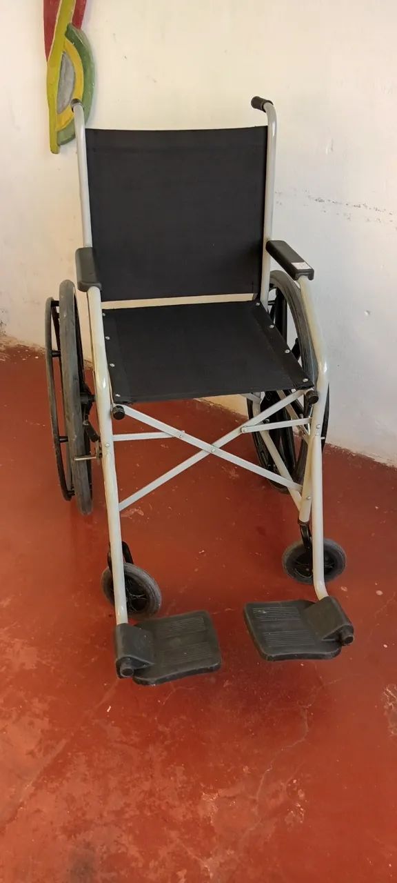  Cadeira de rodas nova
