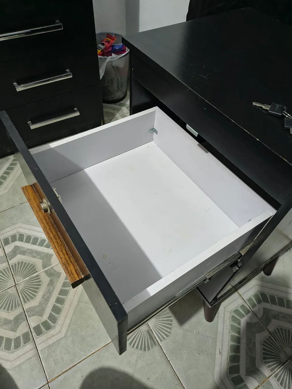 Mesa de cabeceira com chave - Foto 4
