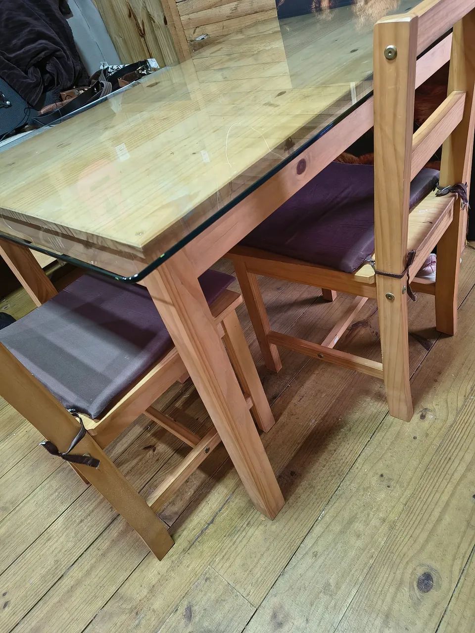 Mesa de madeira semi nova, com vidro 8mm 4 cadeiras  - Foto 3