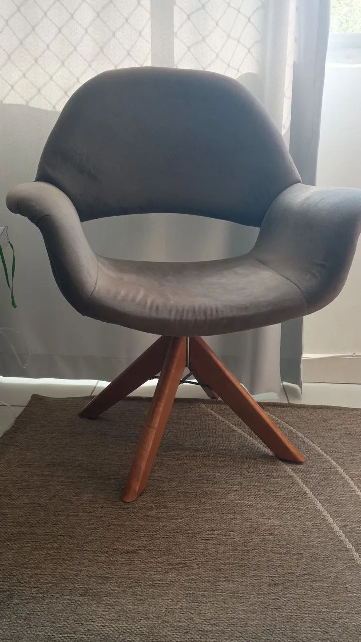  2 poltronas giratória com pés de madeira ( usado)