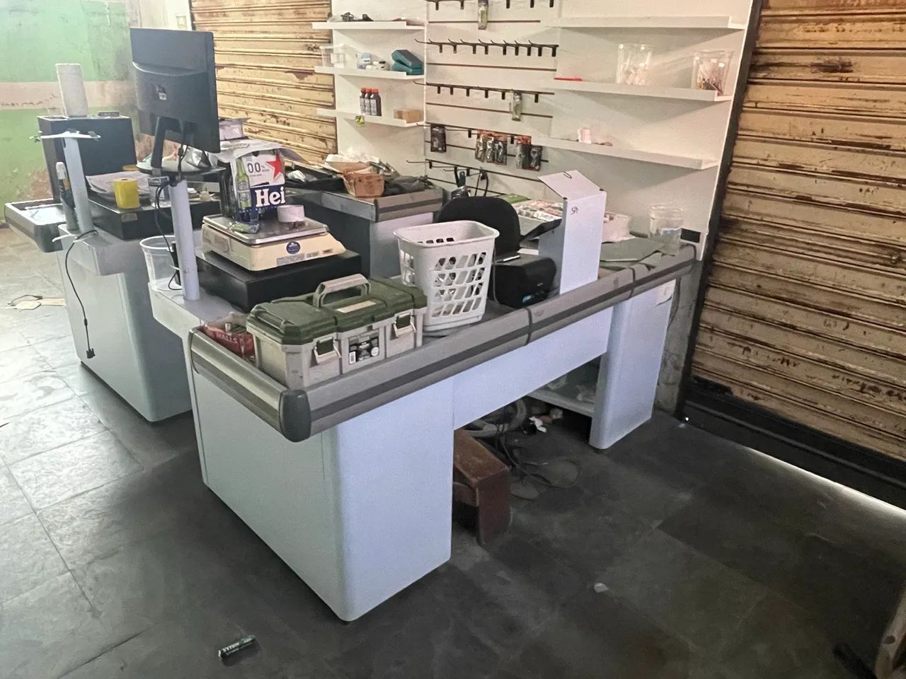 2 Caixas de Supermercado (Checkout) com Espaço Central para Balança