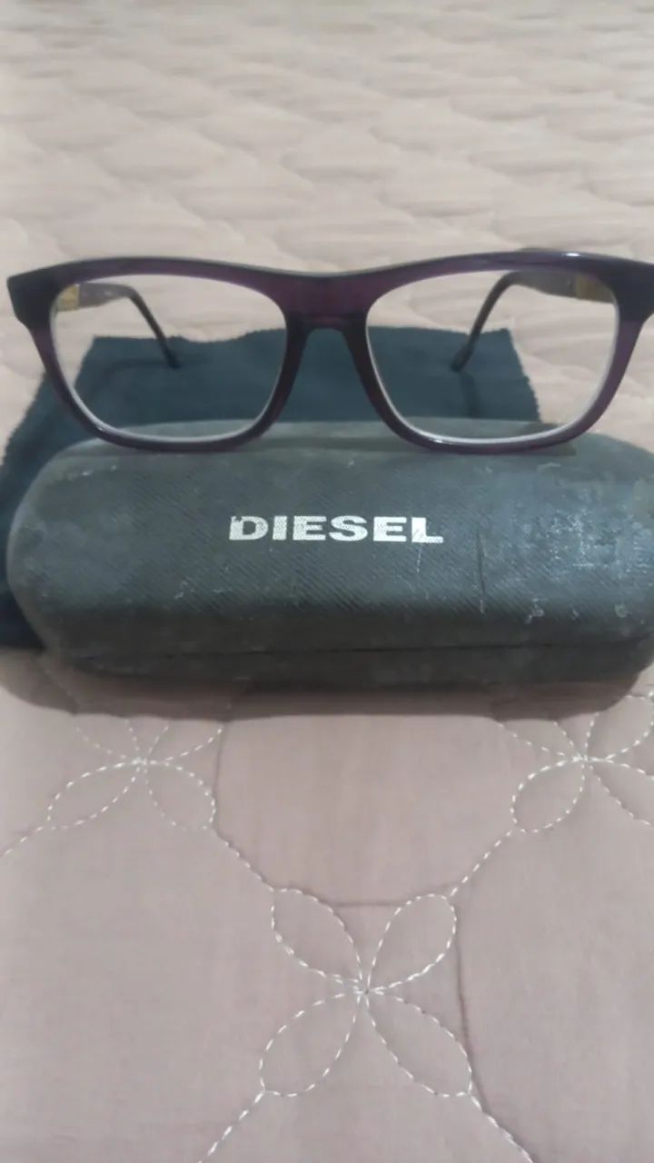 Óculos com lentes com grau Diesel usado.