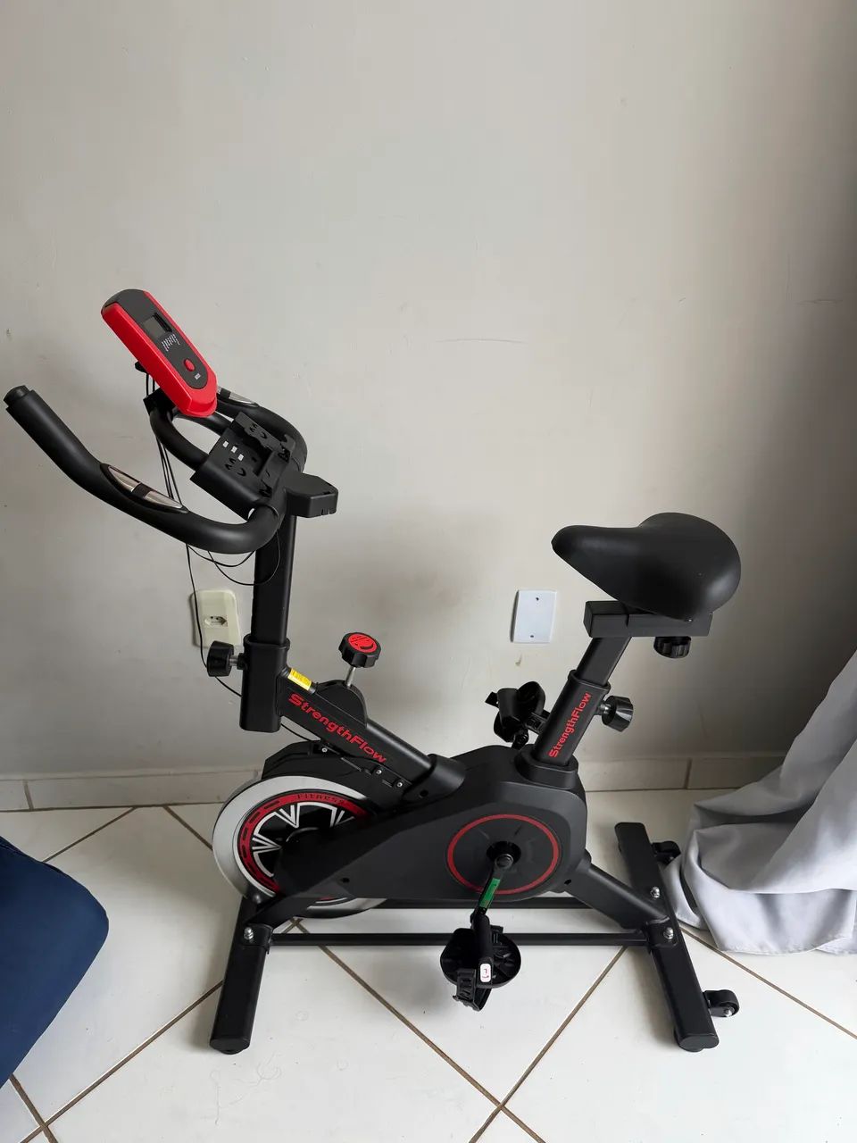 Bicicleta Ergométrica Spinning StrengthFlow - Excelente Estado - Foto 3