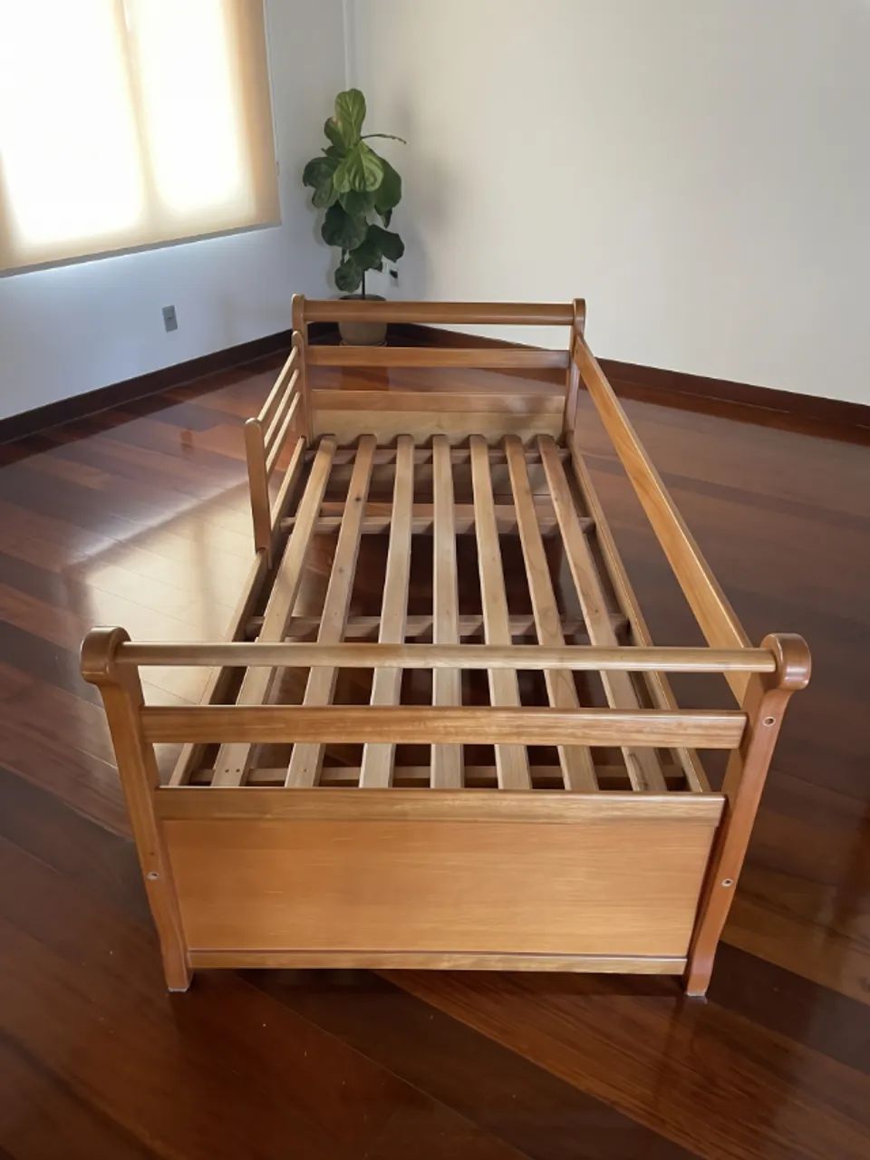 Cama de solteiro de madeira maciça com grade de proteção removível - Foto 4