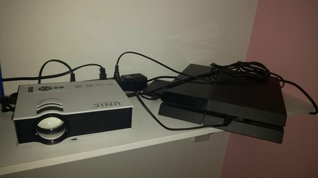 PS4 + Projetor + 1 Controle + 16 Jogos na Memória