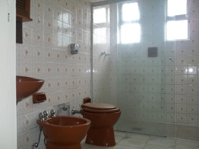 Apartamento dois dormitórios + dep. de empregada, central, ótimo para estudantes - Foto 7