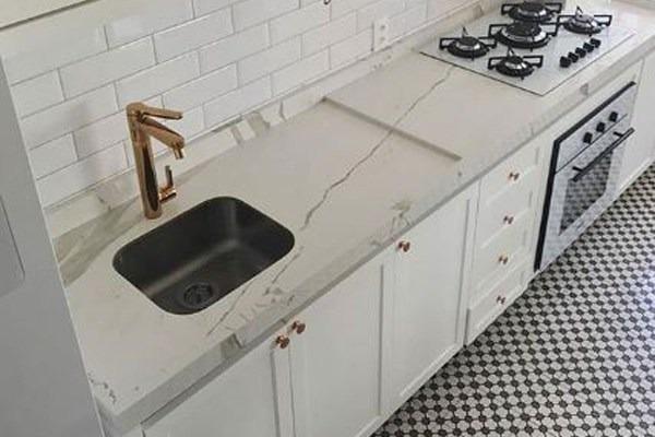 Assentamento de pisos de porcelanato e bancadas - Foto 3