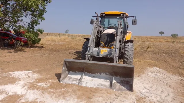 Desenhos de trator - JOHN DEERE LEVANDO A CONCHA DA NEW HOLLAND