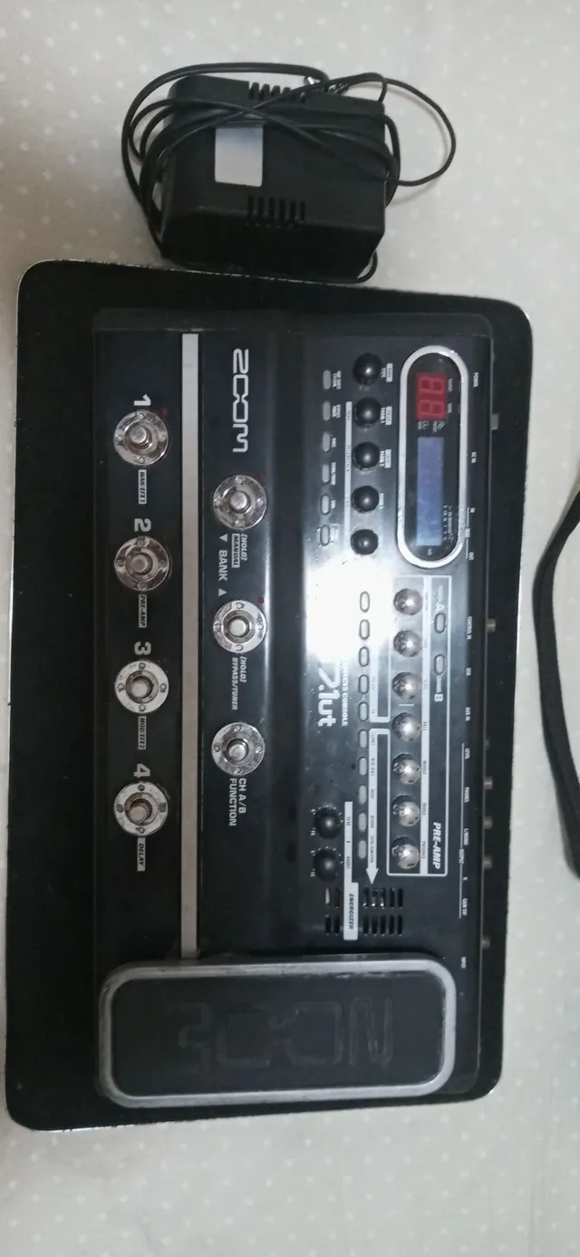 Zoom g1on na caixa manuais e cabo USB e powerbank - Instrumentos