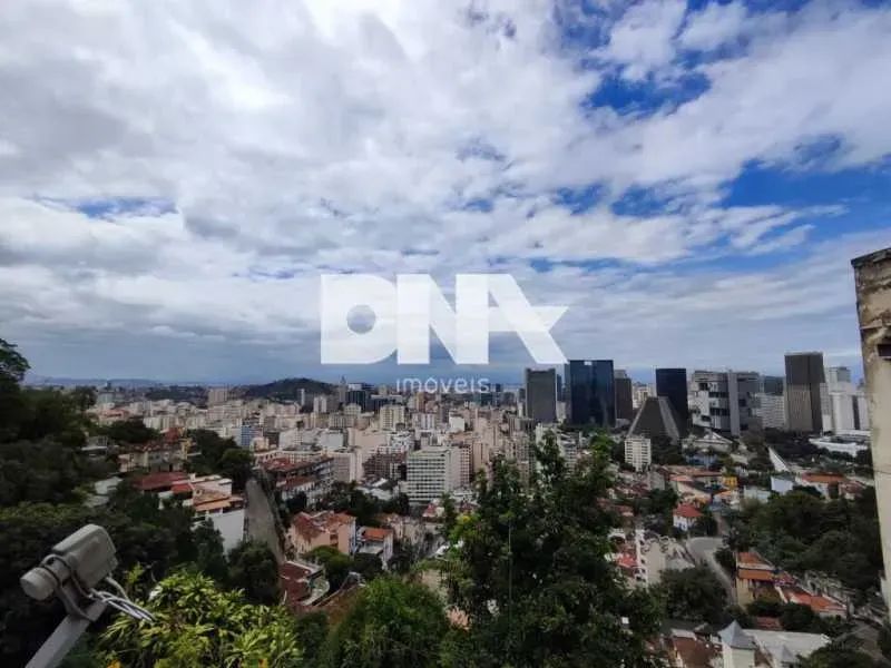 Casa de rua - Triplex / Residencial / Santa Teresa