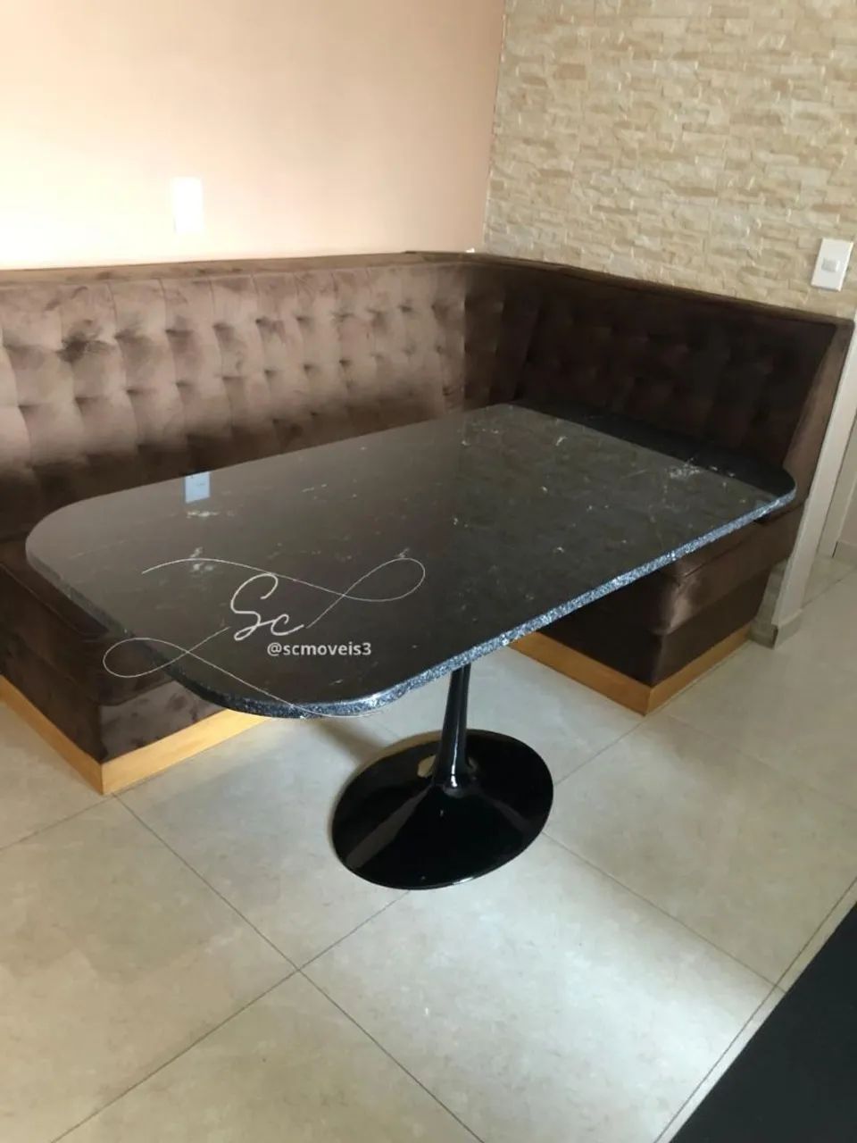 Mesa saarinen em Granito com Base Preta