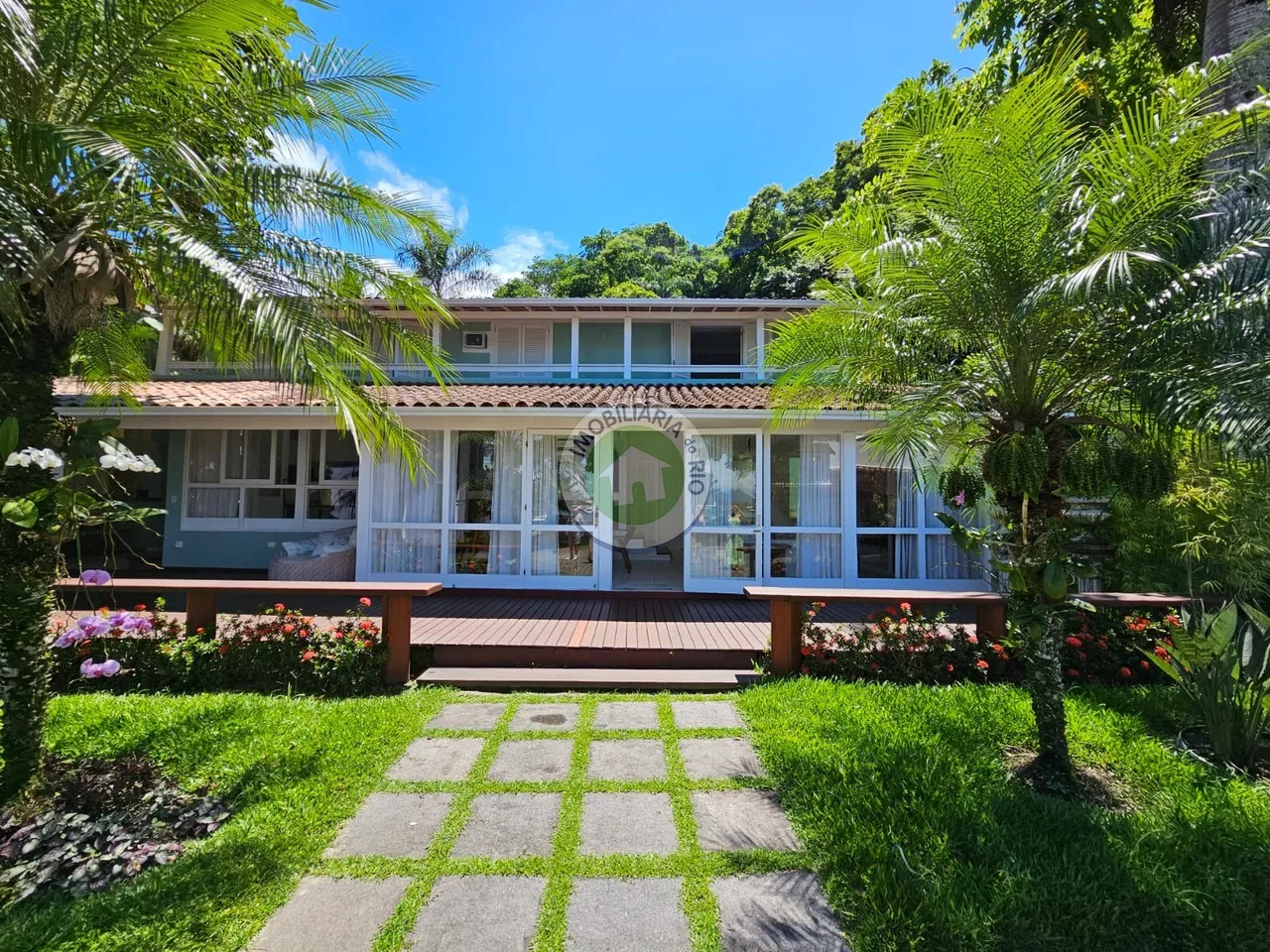 LINDA CASA NO CONDOMINIO ANGRA AZUL, TOTALMENTE REFORMADA E DECORADA.