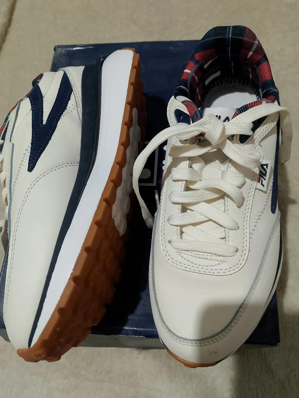 Tênis Fila Branco com Detalhes em Azul e Solado Marrom