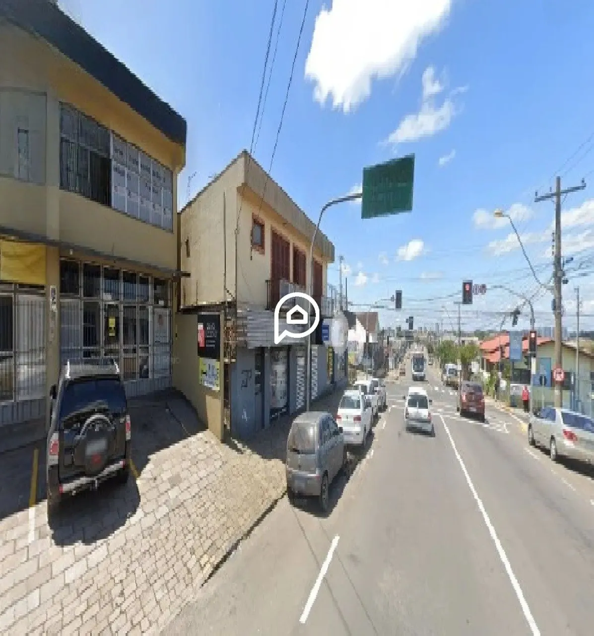 Sala Térrea em rua movimentada