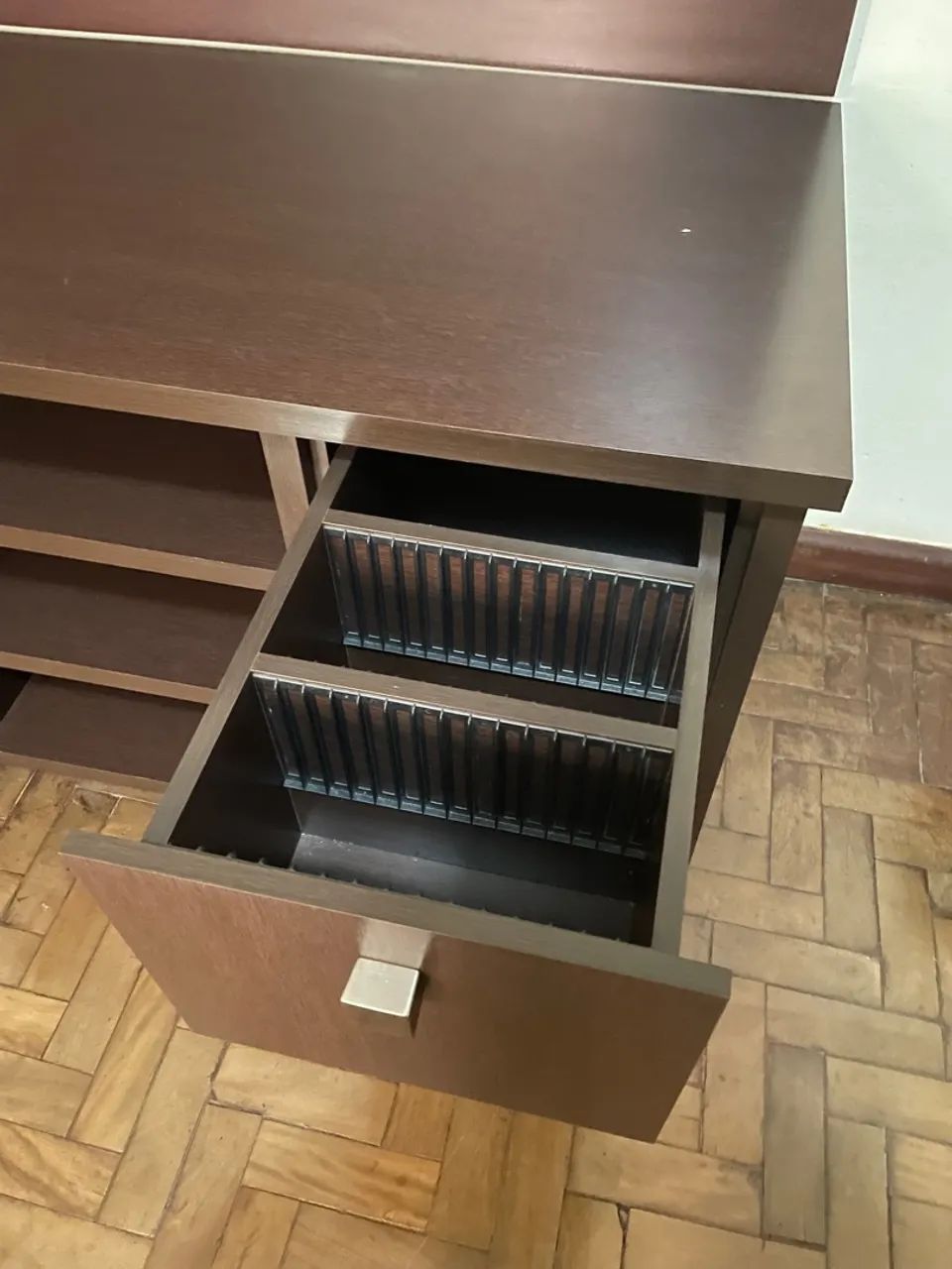 Painel para TV com Rack em Madeira Maciça - Elegância e Organização64363739512322122