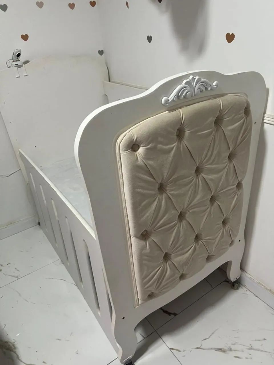 Berço de Bebê Capitonê, Elegante e Confortável64242077450881122