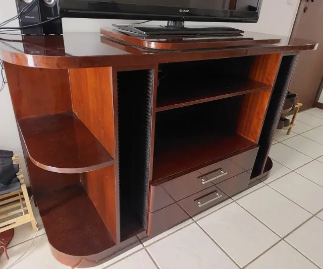 Rack revestido em laminado, prateleira TV giratória, 2 gavetas