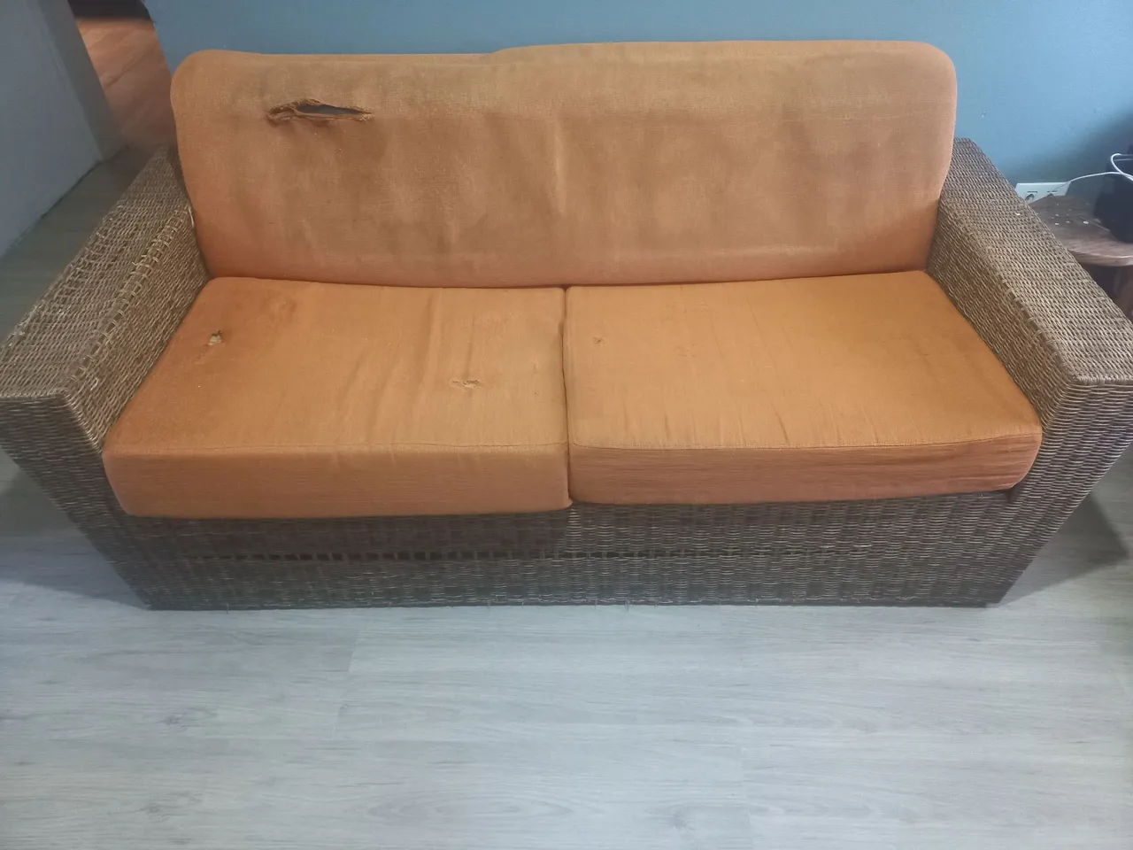 Sofá de 2 lugares com estrutura de vime