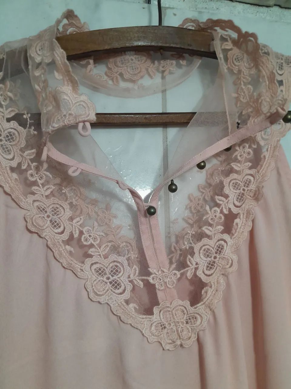 Blusa feminina rosa com detalhes em renda - Foto 2