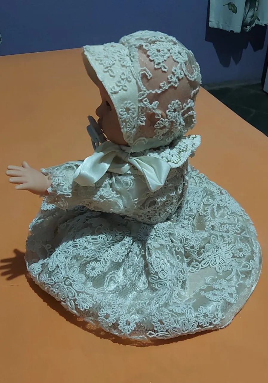 Boneca importada, antiga,eletrônica ( mexe braços e pernas, chora, ri, emite sons de bebê)