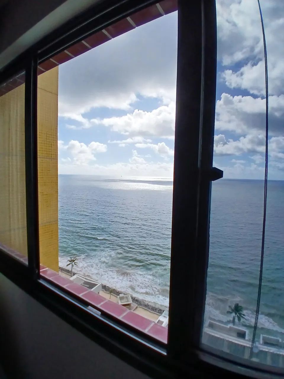 Linda vista do mar, mobiliado e com todas as taxas inclusas, internet também! - Foto 2
