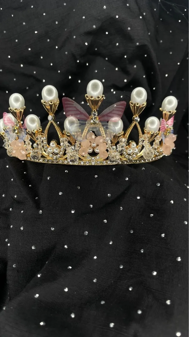 Coroa tiara de princesa com borboletas e pérolas